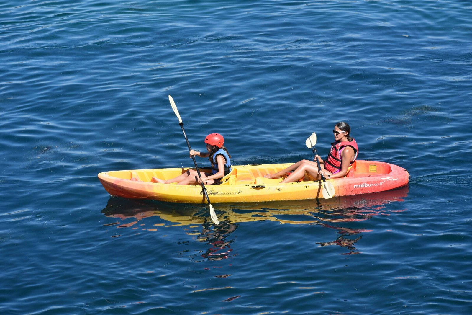2 people fishing kayak